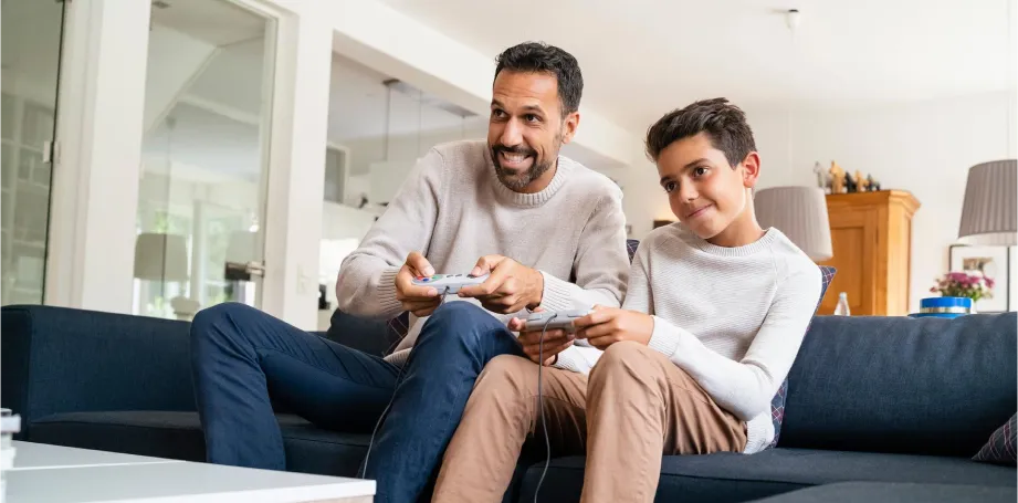 padre e hijo jugando juegos en internet