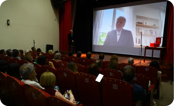 Mediante una bienvenida virtual, Álvaro Vargas Llosa destacó cómo el Museo revive la trayectoria 'fértil, compleja y aventurera' del Nobel, eternamente vinculado a Arequipa (Foto: MOVISTAR).