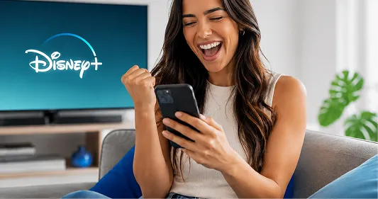 Mujer viendo Disney+ en su teléfono